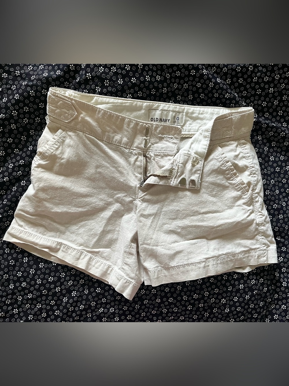 Old Navy Women's Cream Cotton-Blend Shorts